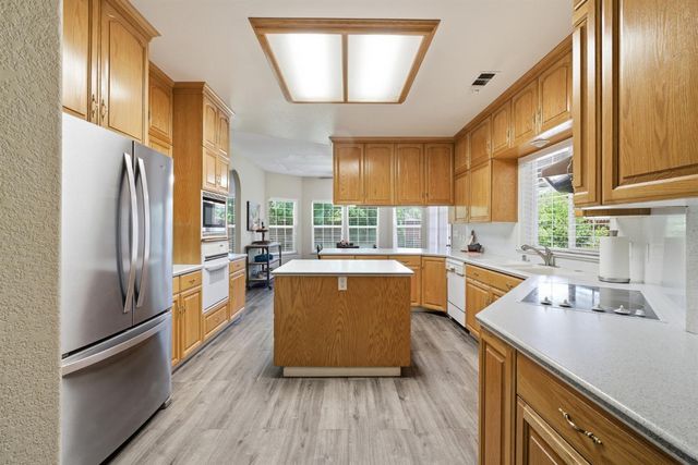 760 Hollow Way, Dinuba, CA 93618