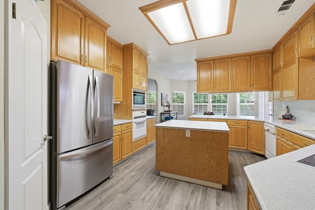 760 Hollow Way, Dinuba, CA 93618