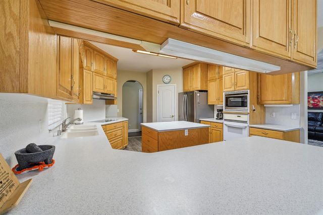 760 Hollow Way, Dinuba, CA 93618