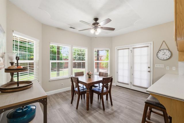760 Hollow Way, Dinuba, CA 93618