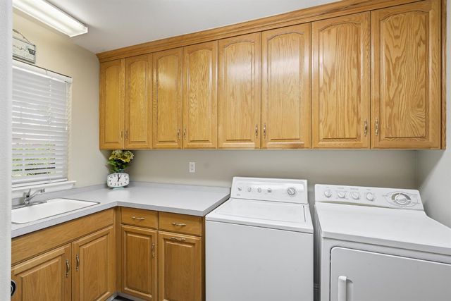 760 Hollow Way, Dinuba, CA 93618