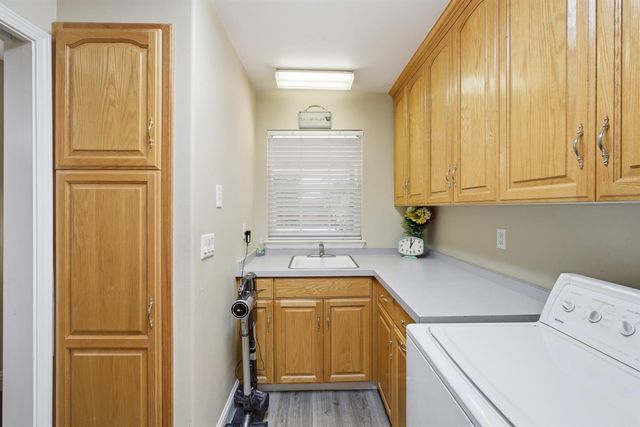 760 Hollow Way, Dinuba, CA 93618