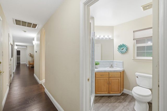 760 Hollow Way, Dinuba, CA 93618