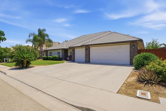 760 Hollow Way, Dinuba, CA 93618