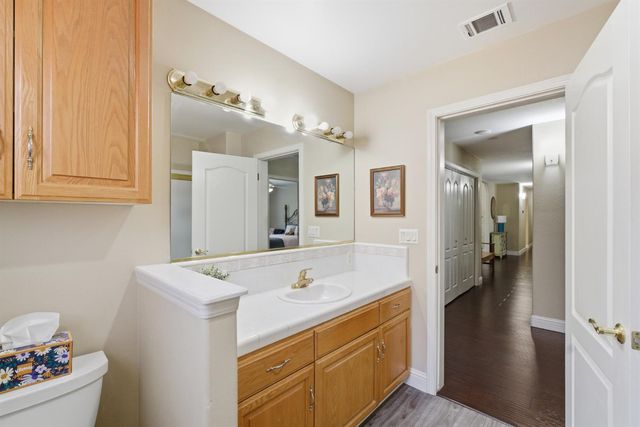 760 Hollow Way, Dinuba, CA 93618