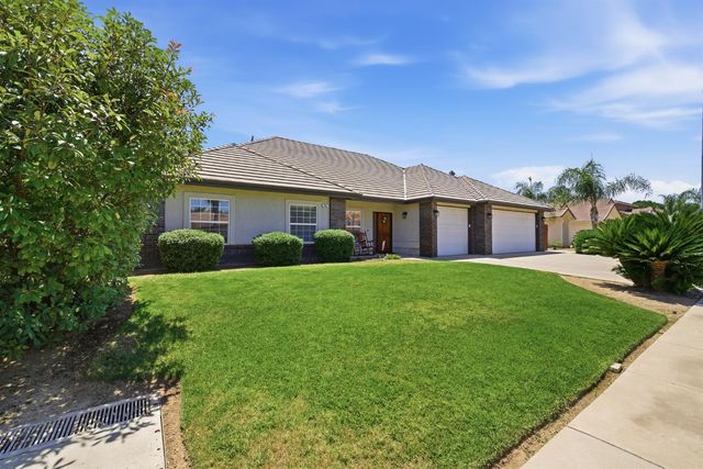 760 Hollow Way, Dinuba, CA 93618