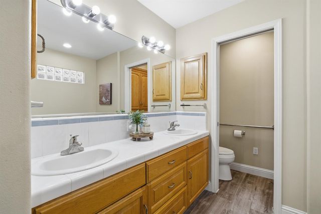 760 Hollow Way, Dinuba, CA 93618