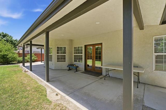 760 Hollow Way, Dinuba, CA 93618