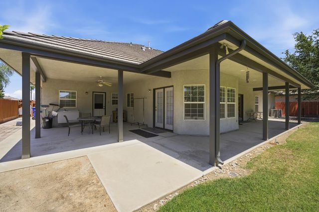 760 Hollow Way, Dinuba, CA 93618
