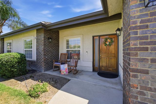 760 Hollow Way, Dinuba, CA 93618