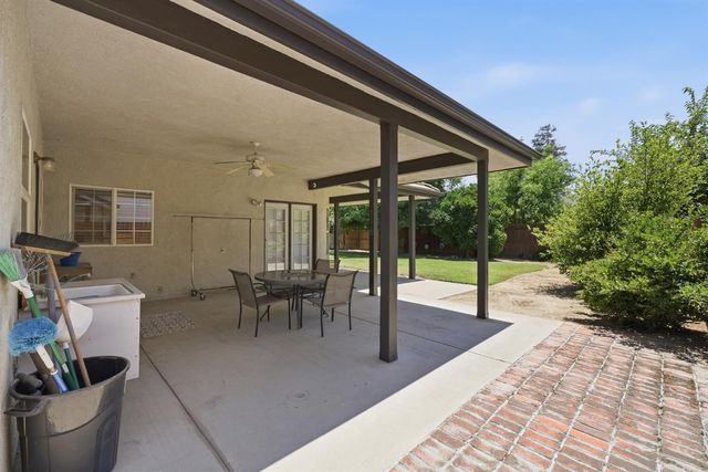 760 Hollow Way, Dinuba, CA 93618