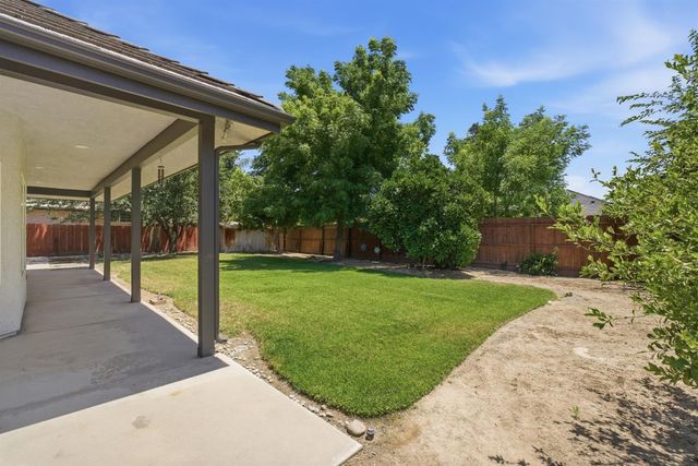 760 Hollow Way, Dinuba, CA 93618