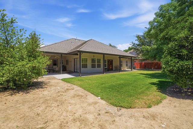 760 Hollow Way, Dinuba, CA 93618