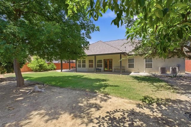 760 Hollow Way, Dinuba, CA 93618