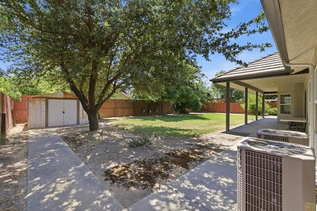 760 Hollow Way, Dinuba, CA 93618