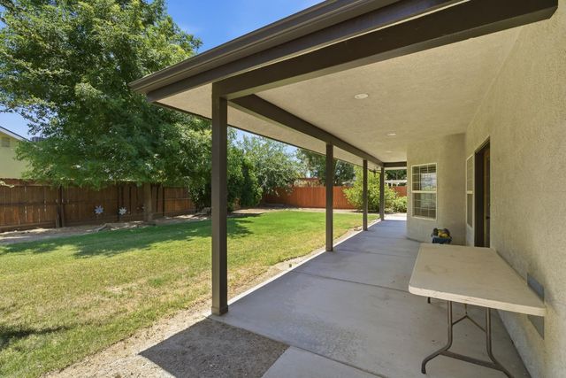 760 Hollow Way, Dinuba, CA 93618