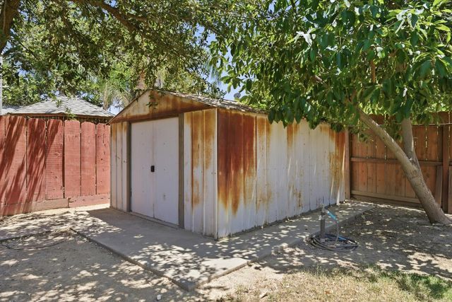 760 Hollow Way, Dinuba, CA 93618