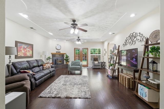 760 Hollow Way, Dinuba, CA 93618