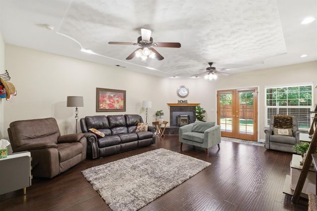 760 Hollow Way, Dinuba, CA 93618