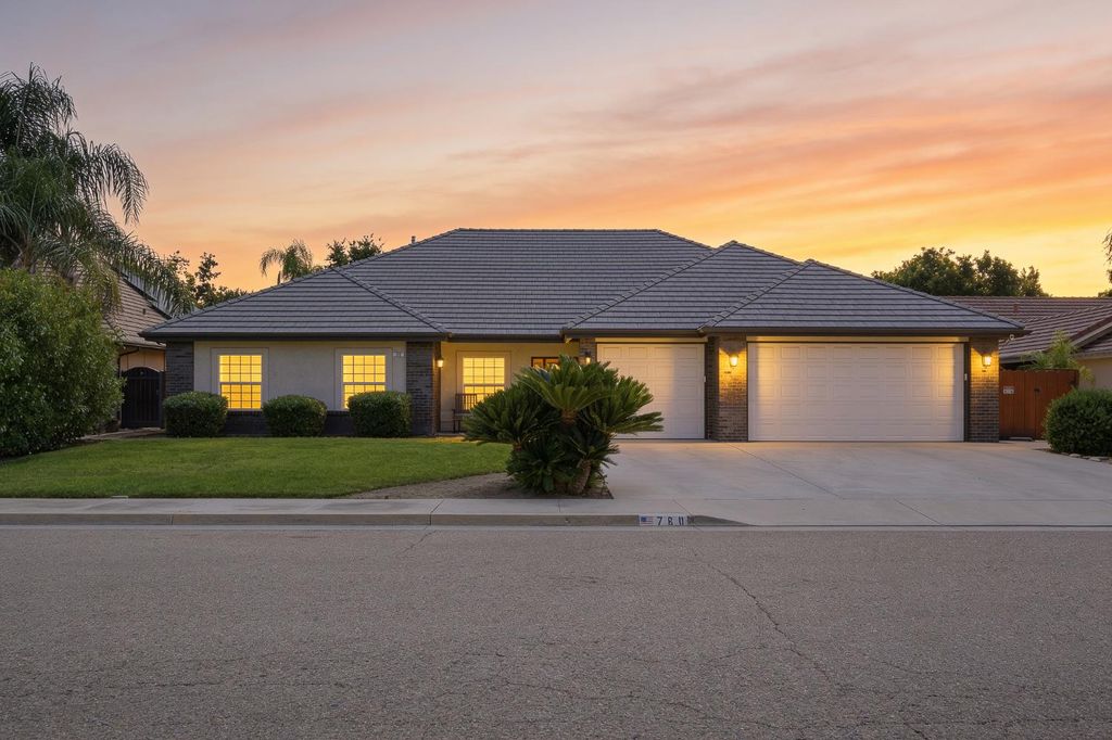 760 Hollow Way, Dinuba, CA 93618