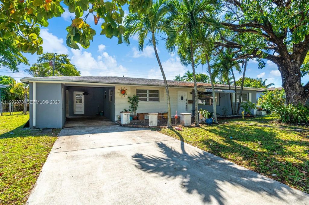 Image 2 of property listing at 2221 Alcazar Dr, Miramar, FL 33023