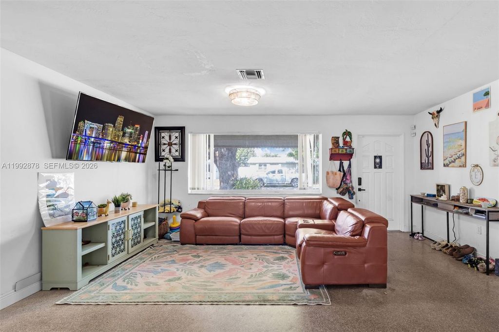 Image 5 of property listing at 2221 Alcazar Dr, Miramar, FL 33023