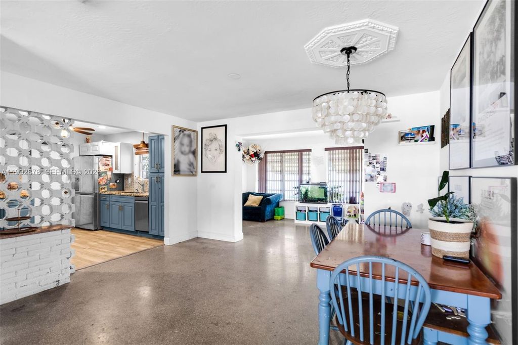 Image 6 of property listing at 2221 Alcazar Dr, Miramar, FL 33023