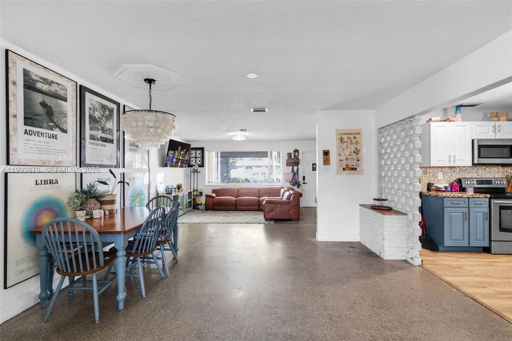 Image 7 of property listing at 2221 Alcazar Dr, Miramar, FL 33023