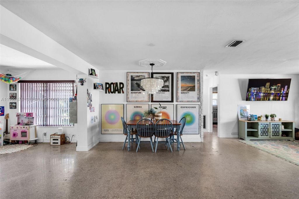 Image 8 of property listing at 2221 Alcazar Dr, Miramar, FL 33023