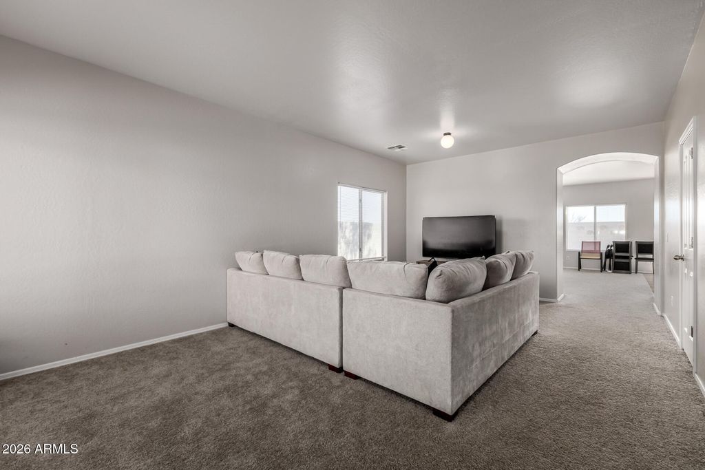 Image 5 of property listing at 30331 W VERDE Lane, Buckeye, AZ 85396