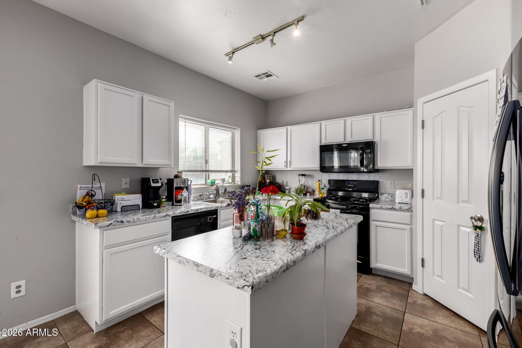 Image 6 of property listing at 30331 W VERDE Lane, Buckeye, AZ 85396