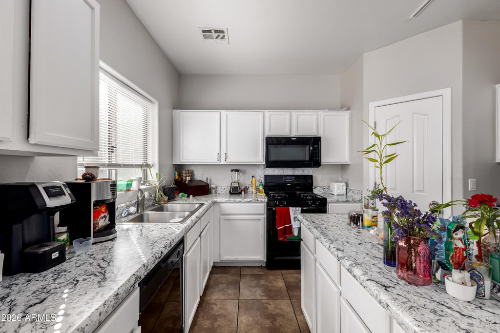 Image 7 of property listing at 30331 W VERDE Lane, Buckeye, AZ 85396