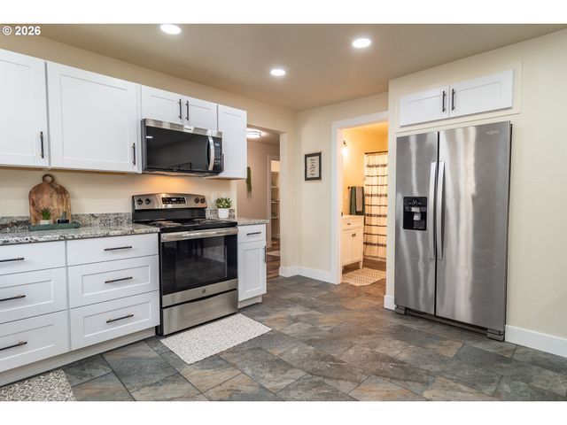 765 W RAINBOW St, Roseburg, OR 97471