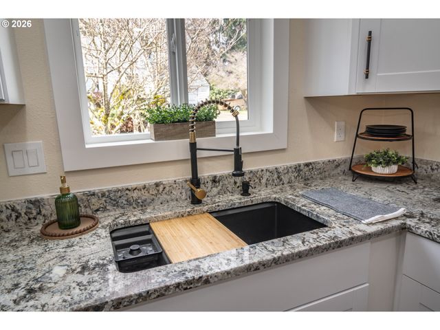 765 W RAINBOW St, Roseburg, OR 97471