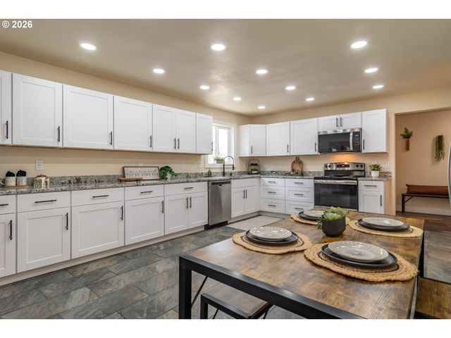 765 W RAINBOW St, Roseburg, OR 97471