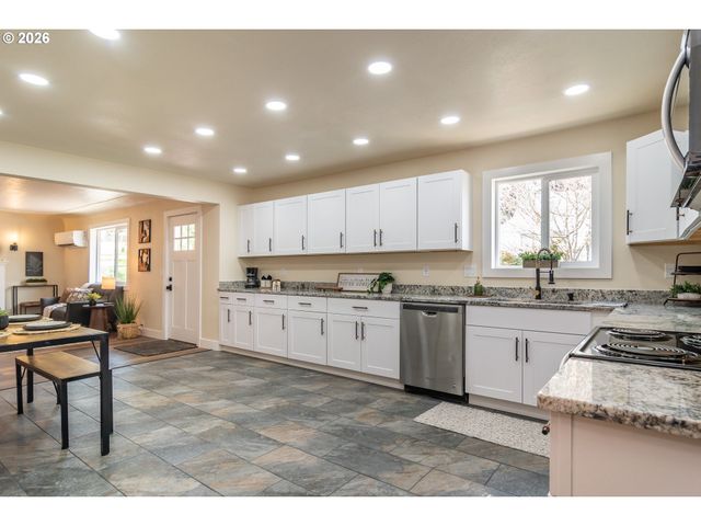 765 W RAINBOW St, Roseburg, OR 97471