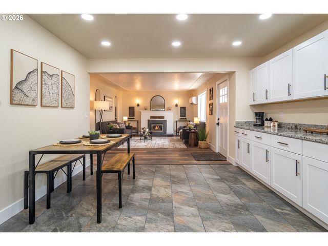 765 W RAINBOW St, Roseburg, OR 97471