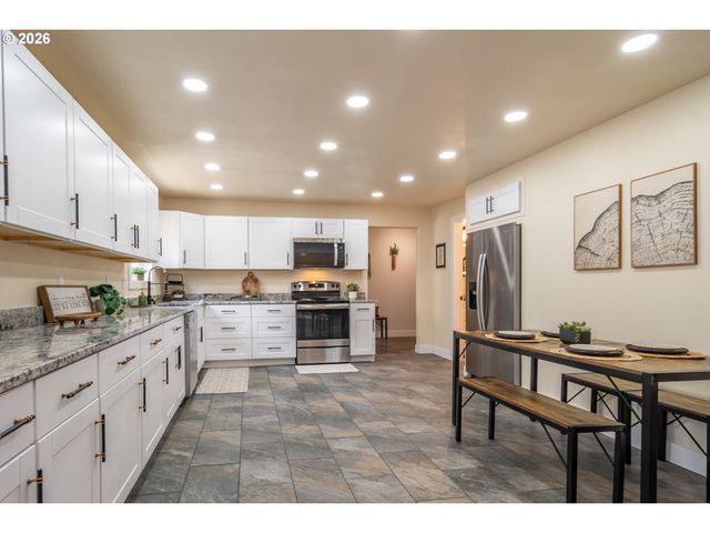 765 W RAINBOW St, Roseburg, OR 97471