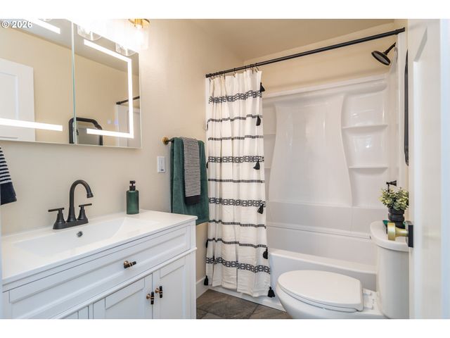 765 W RAINBOW St, Roseburg, OR 97471