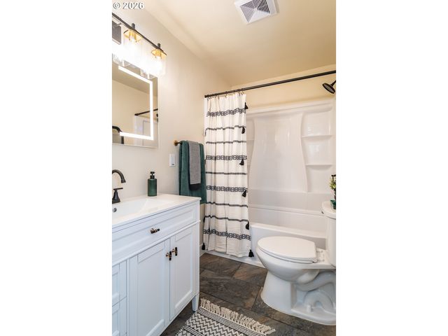 765 W RAINBOW St, Roseburg, OR 97471