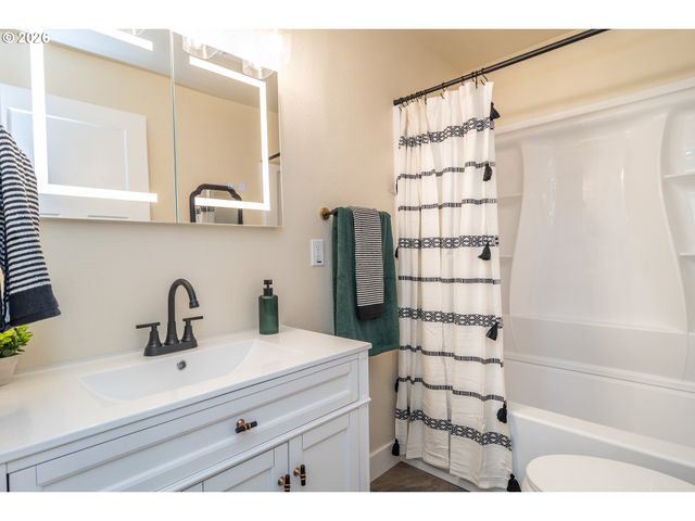 765 W RAINBOW St, Roseburg, OR 97471