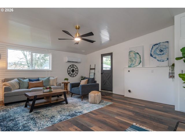 765 W RAINBOW St, Roseburg, OR 97471