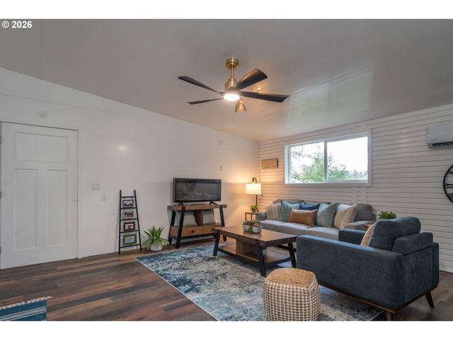 765 W RAINBOW St, Roseburg, OR 97471