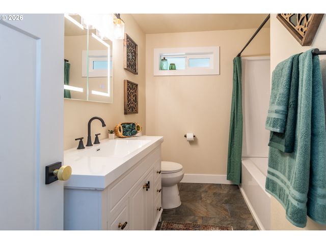 765 W RAINBOW St, Roseburg, OR 97471