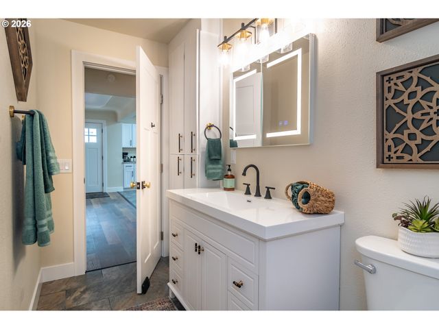 765 W RAINBOW St, Roseburg, OR 97471