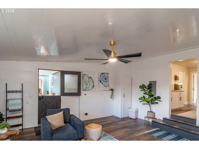 765 W RAINBOW St, Roseburg, OR 97471