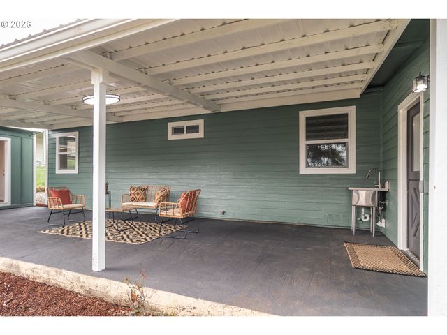 765 W RAINBOW St, Roseburg, OR 97471