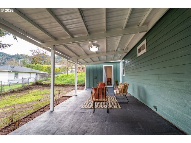 765 W RAINBOW St, Roseburg, OR 97471