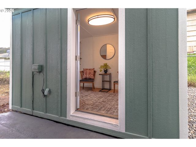 765 W RAINBOW St, Roseburg, OR 97471