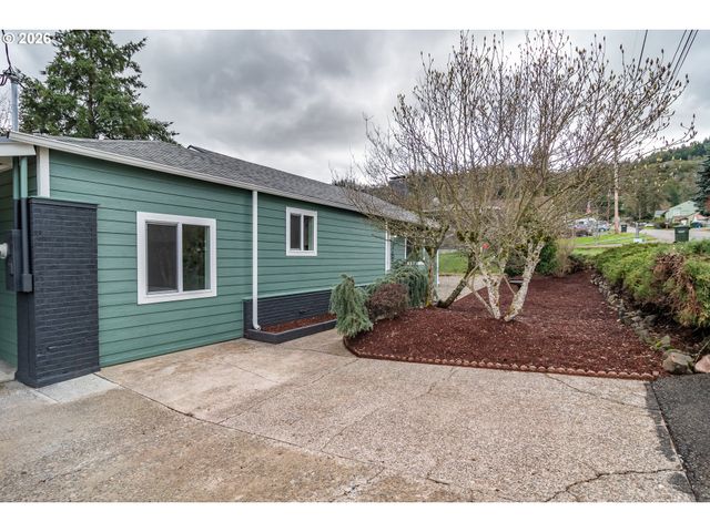 765 W RAINBOW St, Roseburg, OR 97471
